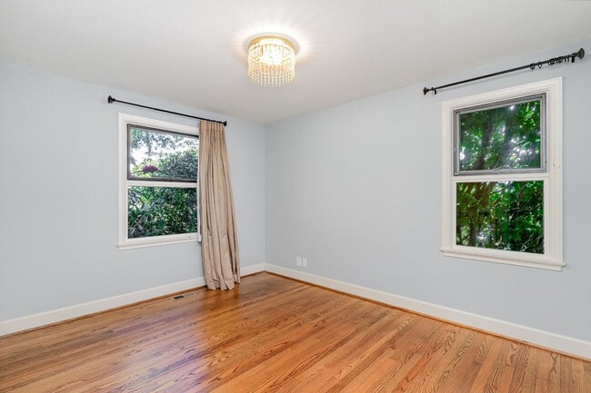 Building Photo - 5Bd/2.5Ba Seattle House
