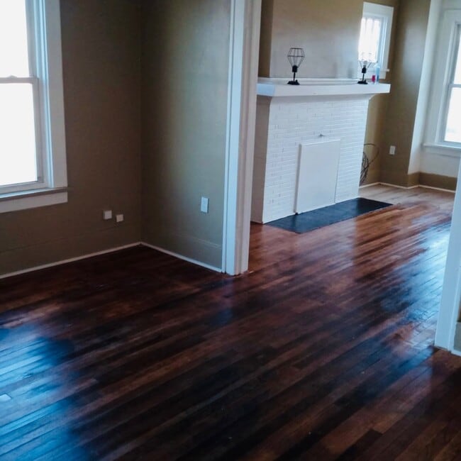 Building Photo - 1928 Gladstone St