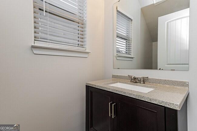 Building Photo - 175 Leland Ln