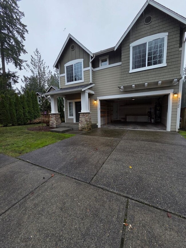 Building Photo - Beautiful 3-Bed Home with Private Yard and Modern Upgrades