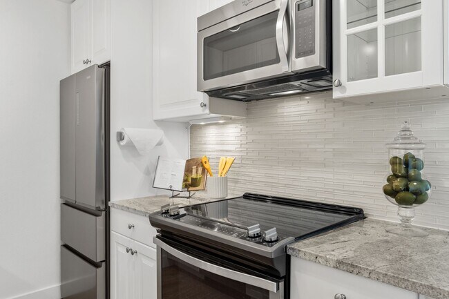 Building Photo - 1-Bed, 1-Bath 818sqft Condo in Capitol Hill for Rent — Parking, In-Unit Washer/Dryer & Space Need...