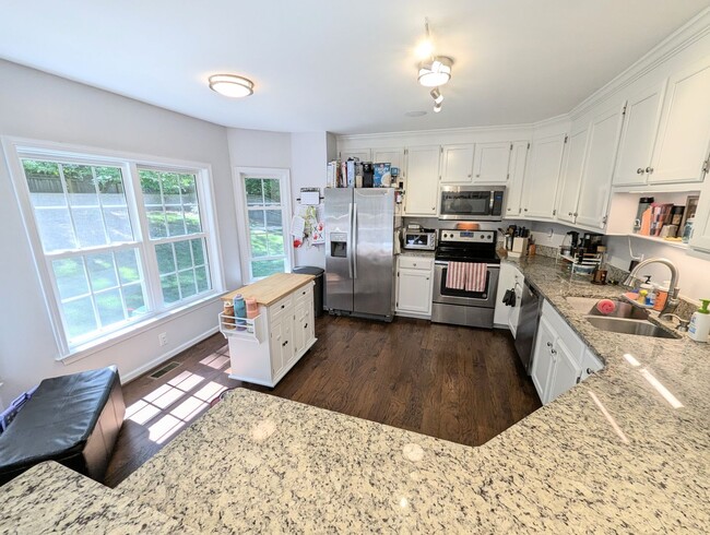 Building Photo - 4980 Westmoreland Dr