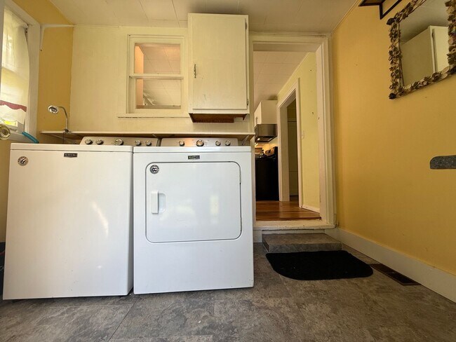 Building Photo - 2 Bedroom Home Available August 2026