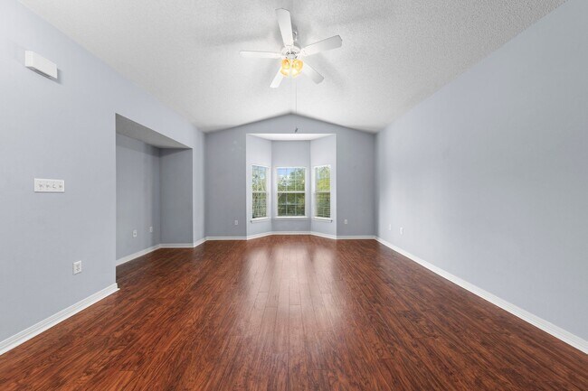Building Photo - Great 1 Bedroom Unit at the Oaks!