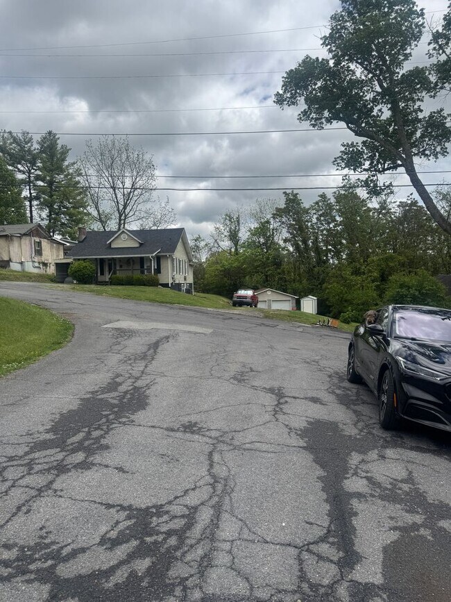 Building Photo - RARE CARSON LANE DUPLEX AVAILABLE