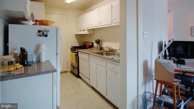 Building Photo - 10201 Grosvenor Pl