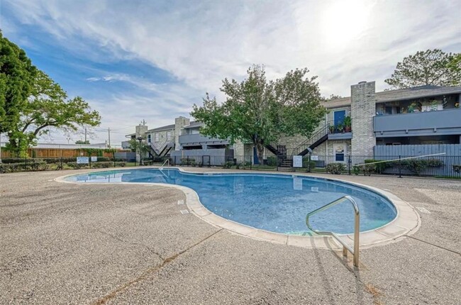 Building Photo - 9700 Leawood Blvd
