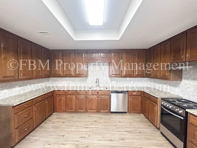 Building Photo - 806 Cresside Ln