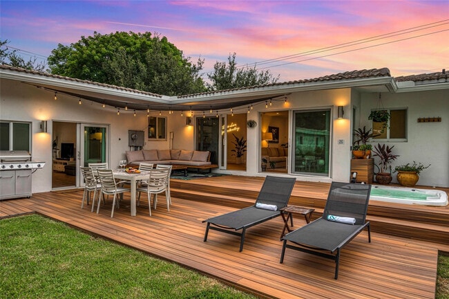 Building Photo - 549 NE 14th Ave