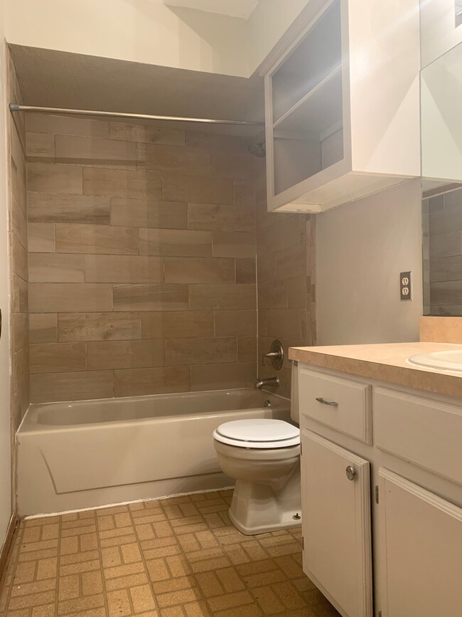 Building Photo - Westside Duplex for Lease near Sooner Mall!!!