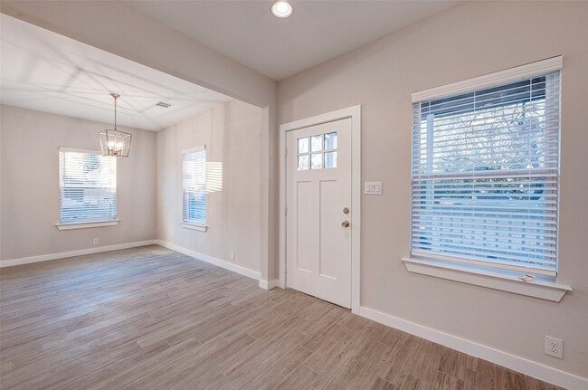 Building Photo - 113 Poinsetta Ln