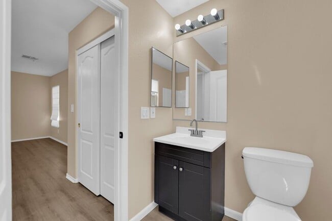 Building Photo - Well Maintained 3 bedrooms/2.5 bathroom Ho...