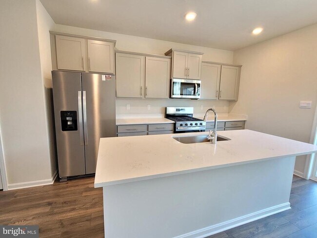 Building Photo - 754 Union St