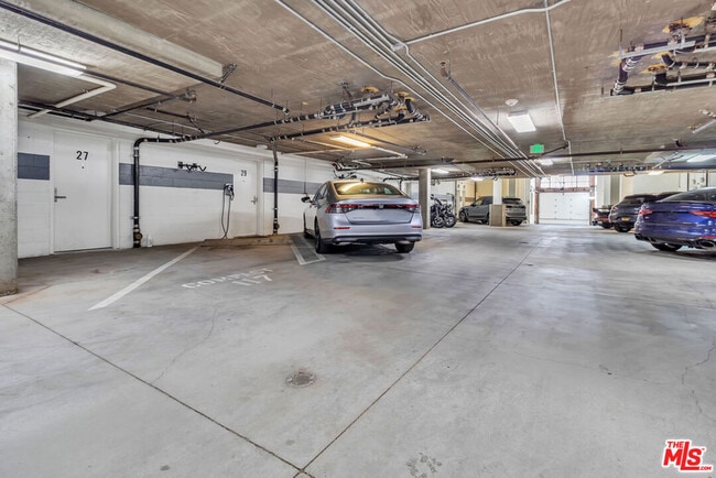 Building Photo - 940 E 2nd St