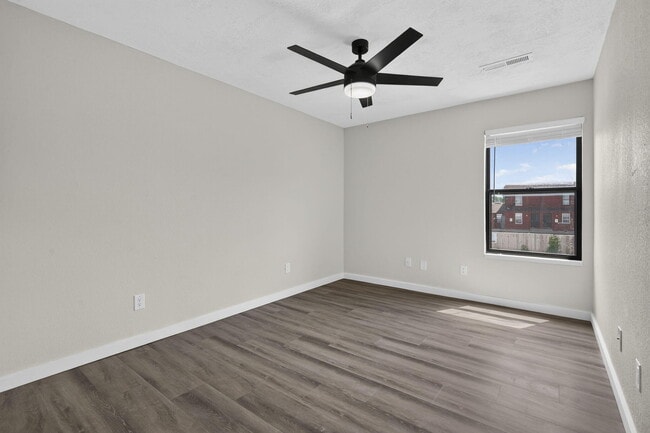 Building Photo - 1030 E Elm St