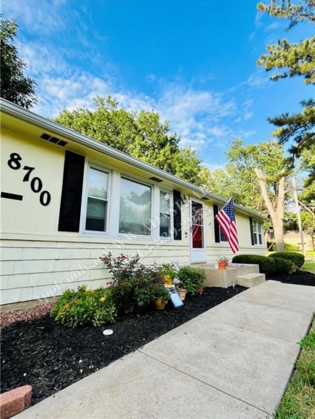 Building Photo - Charming 3 Bed 2 Bath Home-Coming SOON!