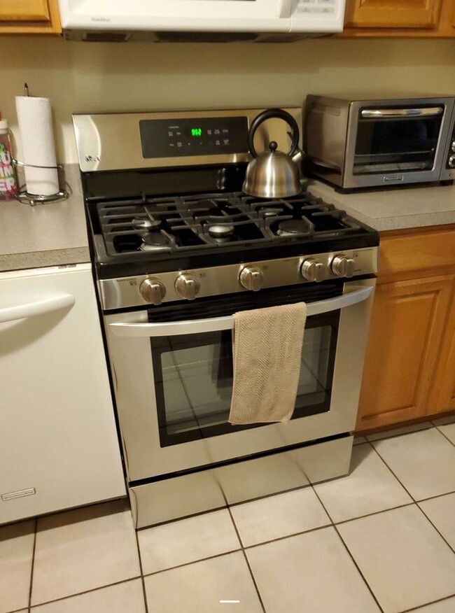 Building Photo - 2 Bedrooms, 2 Bathrooms and Plenty of Amen...
