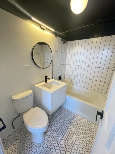 Building Photo - 651 N Paulina St