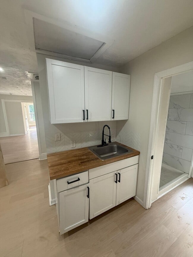Building Photo - 3202 Bradwell Ave