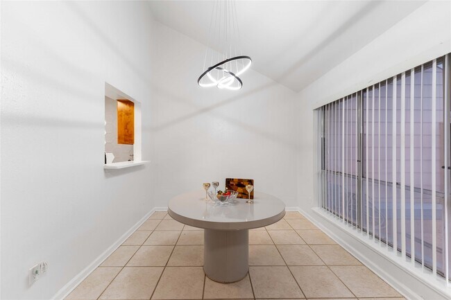 Building Photo - 13911 Hollowgreen Dr