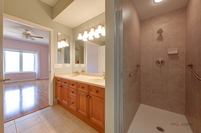 Building Photo - 799 Graceland Ave