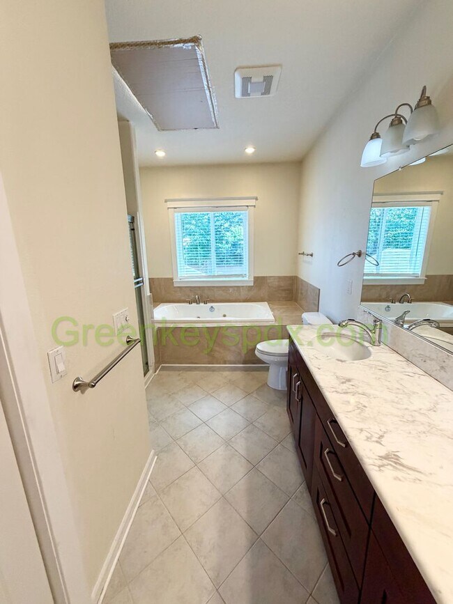 Building Photo - Gorgeous House in Upscale Neighborhood in Tigard, 5 Bedrooms plus Den/Office, 3.5 Bathrooms, Larg...