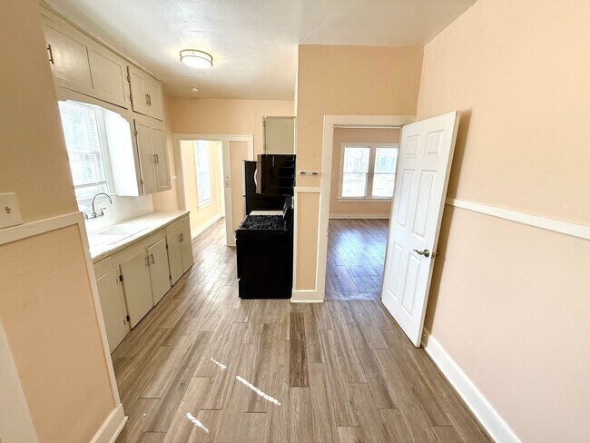 Building Photo - *COMING SOON* Charming 1-Bedroom Duplex With Laminate Flooring Throughout + Fenced Backyard