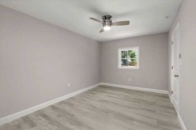 Building Photo - Modern Comfort Meets Suburban Convenience ...