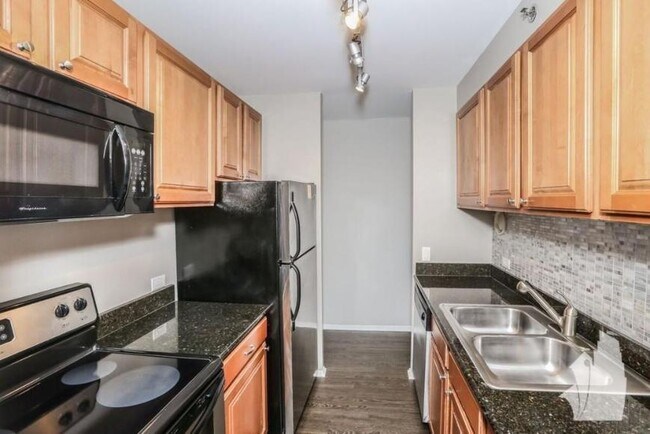 Building Photo - 0 bedroom in Chicago IL 60613