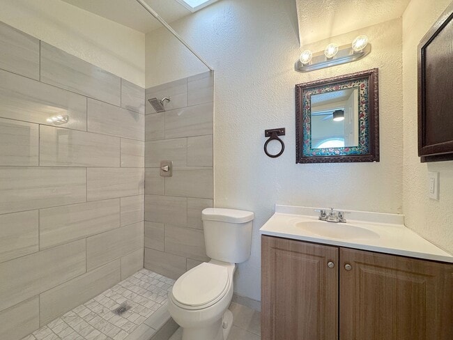 Building Photo - Refrig A/C 2bed/2bath Duplex with Bonus Room!