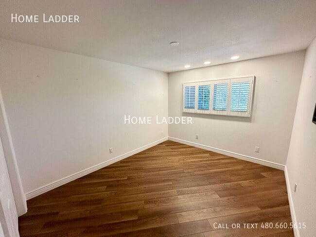Building Photo - 8084 E Del Laton Dr