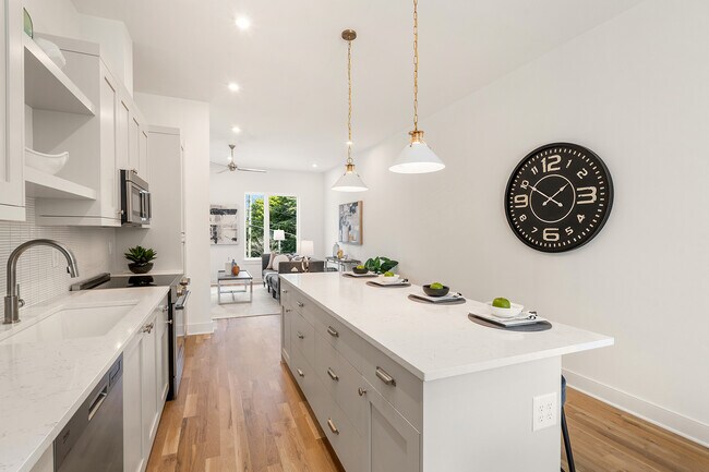 Building Photo - 1237 Memorial Dr SE