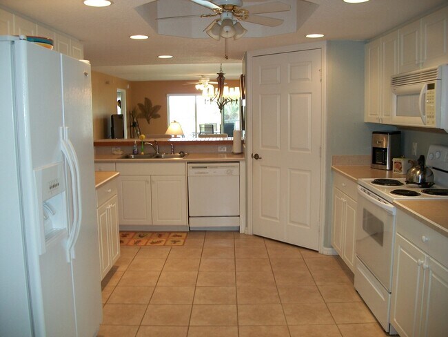 Building Photo - BEAUTIFULLY FURNISHED, 3 BEDROOM 2 BATH,  VACATION CONDO!