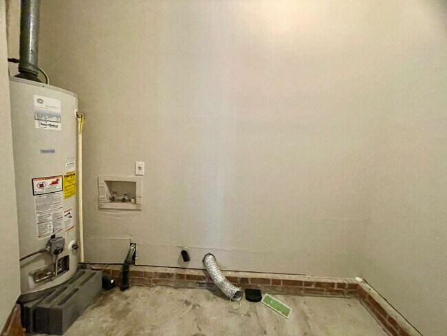 Building Photo - 3 Bed, 2 Bath Nest In Fayetteville