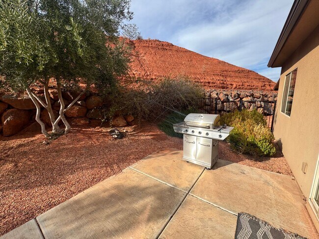 Building Photo - Short Term Fully Furnished Rental! Available May 1st - October 31st!