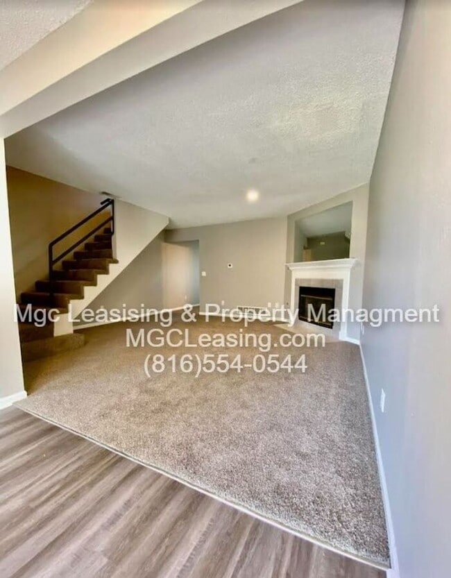 Building Photo - Big Beautiful Townhome in Lee's Summit!