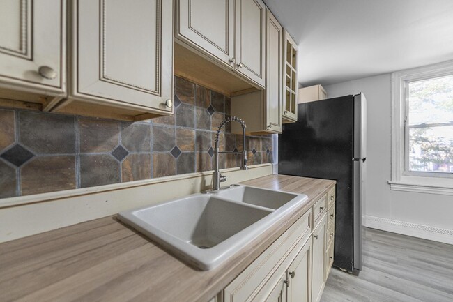 Building Photo - 520 Lincoln Ave