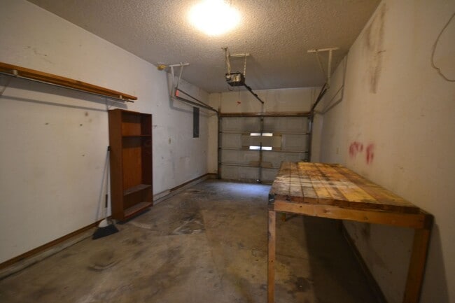 Building Photo - 3 Bed 1 Bath House with a 1 Car Garage For...
