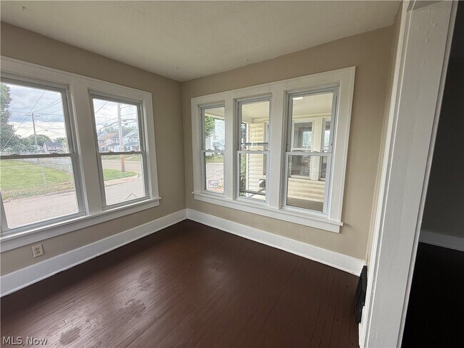 Building Photo - 301-303 Roslyn Ave NW