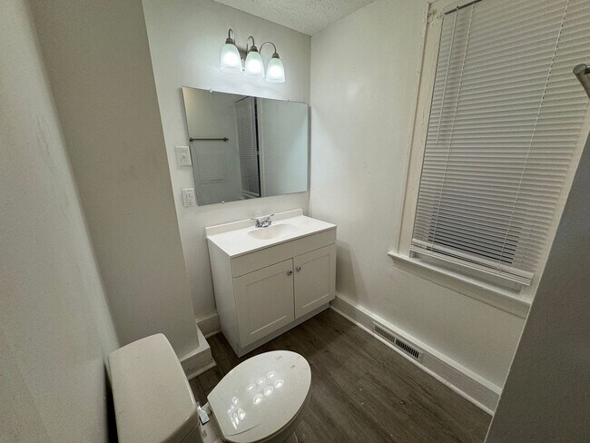 Building Photo - 274 Wrexham Ave