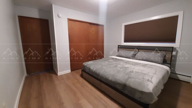 Building Photo - 933 W 20th Ave