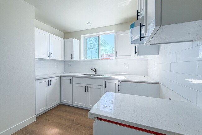 Building Photo - 423 E 31st St