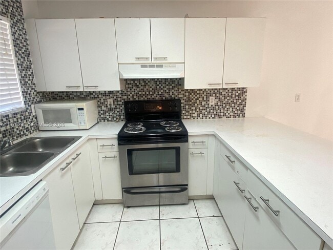 Building Photo - 6245 SW Kendale Lakes Cir