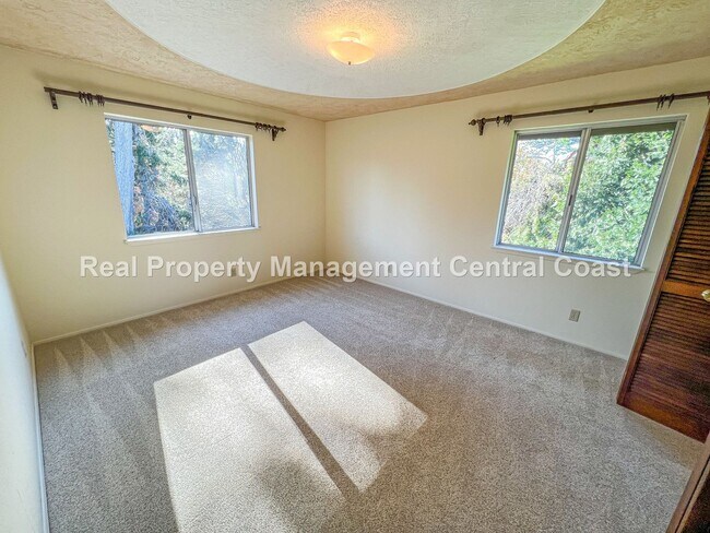 Building Photo - AVAILABLE OCTOBER - Large 4 Bedroom / 3 Ba...