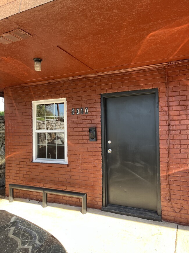 Primary Photo - 1010 Park Ave