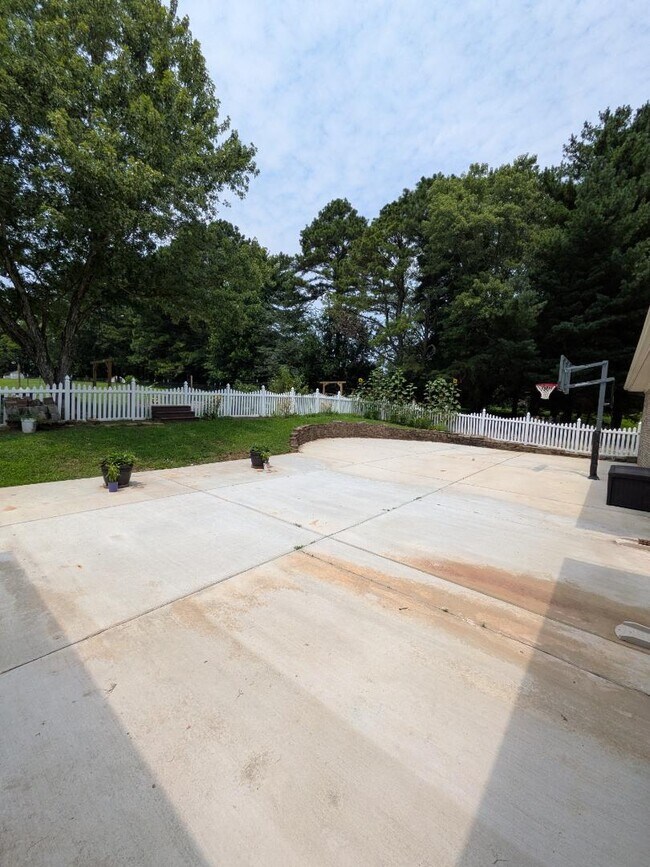 Building Photo - 102 Huntington Ridge Rd