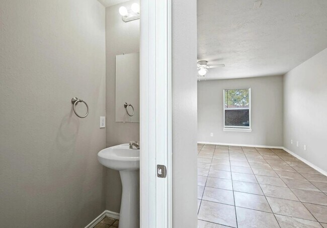 Building Photo - 11902 Clifton Oaks Dr