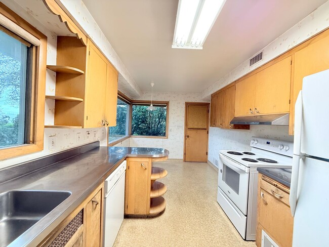 Building Photo - Beautiful 4 Bedroom Home with Fully Fenced Backyard!