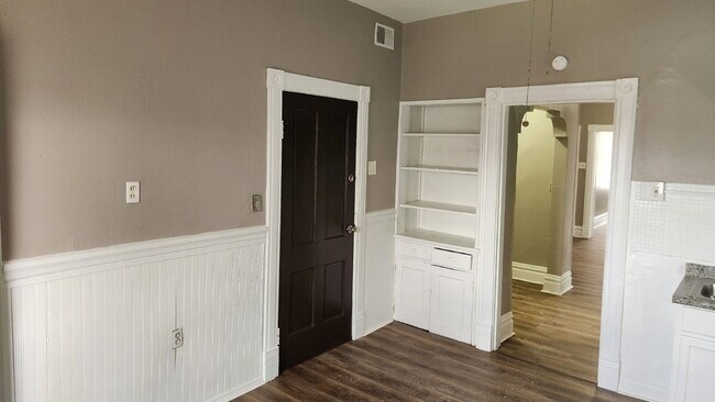 Building Photo - "Charming 1-Bed Oasis in Vibrant St. Louis - Your Urban Retreat Awaits!"