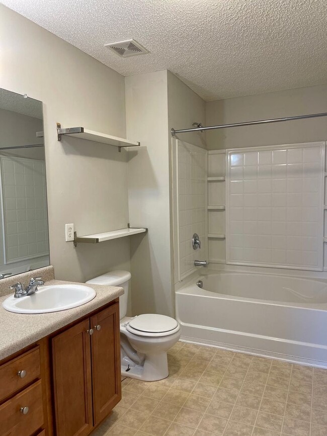 Building Photo - Lovely 3 Bedroom/2.5 Bath Town Home w/ Garage!